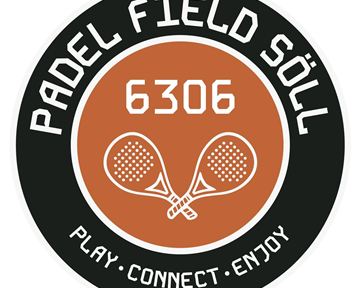 Ein runder Aufkleber mit dem Schriftzug "Padel Field Söll". Zwei Padel-Schläger und die Worte "Play, Connect, Enjoy" sind ebenfalls abgebildet.