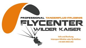 Ein Logo des Flycenters Wilder Kaiser, das Tandemflugerlebnisse anbietet. Die Grafik zeigt einen Gleitschirm und enthält Kontaktdaten für Buchungen.