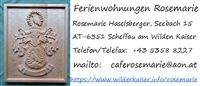 Ein Schild für Ferienwohnungen namens Rosemarie. Es zeigt die Adresse und Kontaktdaten sowie ein Wappen.