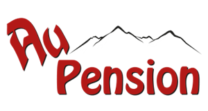 Ein Logo mit den Worten „Au Pension“ in roten Buchstaben. Im Hintergrund sind stilisierte Berge zu sehen.