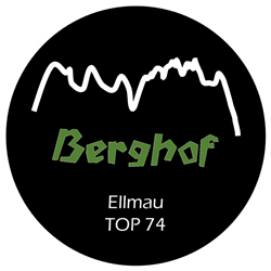 Ein rundes Logo mit dem Schriftzug "Berghof" in grüner Schrift. Darüber sind Berggipfel in weißer Farbe stilisiert abgebildet.