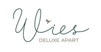 Ein stilvolles Logo für "Wies Deluxe Apart". Es zeigt elegante Schriftzüge in Grün und Gold mit einem charmanten Vogelmotiv.