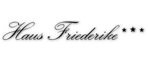 Eine elegante Schriftzug mit dem Namen "Haus Friederike". Drei Sterne unterstreichen die Qualität des Hauses.