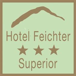 Ein Schild des Hotels Feichter mit drei Sternen. Das Design ist einfach und klar strukturiert.