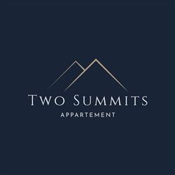 Ein elegantes Logo für "Two Summits Appartement". Es zeigt stilisierte Berggipfel auf dunklem Hintergrund.