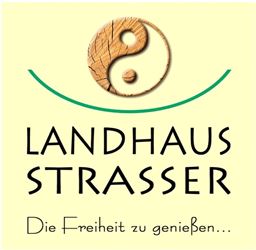 Ein Logo mit dem Schriftzug "Landhaus Strasser" und einem Yin-Yang-Symbol. Es vermittelt eine einladende und entspannende Atmosphäre.