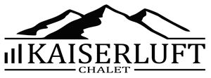 Ein stilisiertes Logo von Kaiserluft Chalet. Die Darstellung zeigt Berge in Schwarzweiß.
