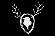 Ein stilisiertes Geweih mit einem weißen Hintergrund. Das Design ist einfach und modern, ideal für ein Logo oder eine Marke.