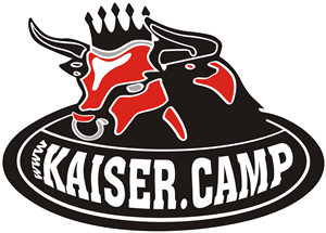 Ein Logo mit zwei stilisierten Köpfen von Rindern in Schwarz, Rot und Weiß. Darunter steht der Text „www.KAISER.CAMP“.