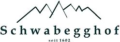 Ein einfaches Logo mit dem Schriftzug "Schwabegghof" und stilisierten Bergen. Darunter steht "seit 1602".