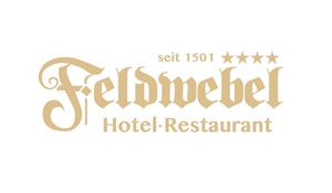 Ein elegantes Logo des Hotel-Restaurants Feldwebel. Es zeigt den Namen in geschwungener Schrift und hebt die Sterne-Bewertung hervor.