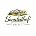 A logo of the vacation apartment Sonnleithof in Söll, Tyrol. It depicts a picturesque landscape with mountains, a farmhouse, and a rising sun.