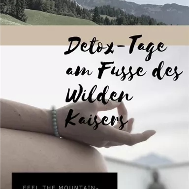Eine Hand in Meditationsposition mit einer malerischen Berglandschaft im Hintergrund. Die Umgebung vermittelt Ruhe und Entspannung, perfekt für Detox-Tage.