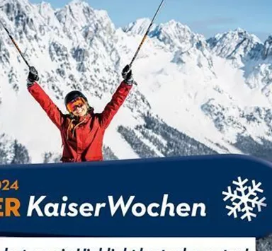 Ein Skifahrer jubelt auf einem schneebedeckten Berg mit majestätischen Gipfeln im Hintergrund. Das Bild bewirbt die Ellmauer KaiserWochen vom 6. bis 27. Januar 2024.