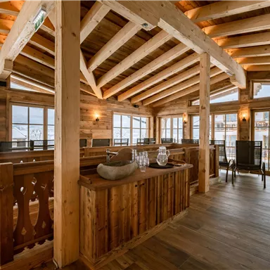 Ein gemütliches Restaurant mit Holzinterieur und großen Fenstern. Die helle, offene Raumgestaltung schafft eine einladende Atmosphäre.