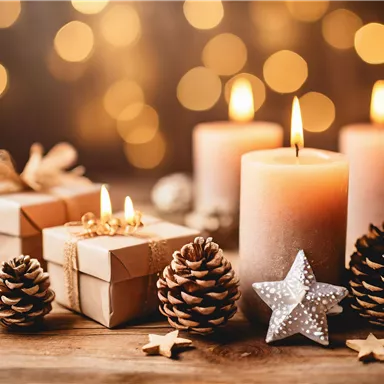Eine festliche Dekoration mit Kerzen, Geschenken und Tannenzapfen. Im Hintergrund funkeln weiche Lichter.