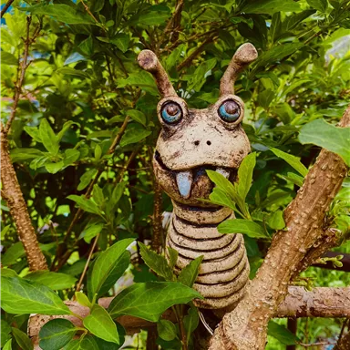 Eine lustige Figur eines Schnecken-Charakters versteckt sich zwischen den Blättern. Die Figur hat große Augen und einen breiten, freundlichen Mund.
