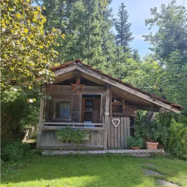 unser uriges Gartenhäuschen