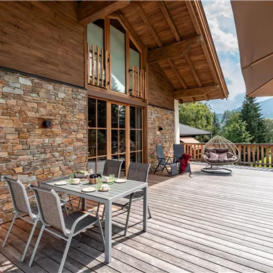 Die gemütliche Terrasse des Almchalet das Hausruck. Wo die Alpakas beim entspannen zusehen.
