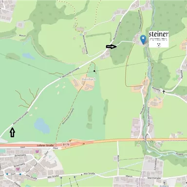 A map with green areas and bodies of water. Important roads and places are marked.
