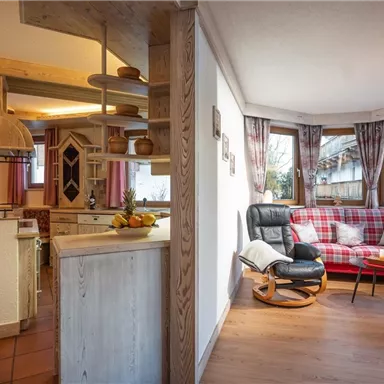 Eine gemütliche Wohnung mit modernem Design und einem offenen Wohnbereich. Der Raum ist hell und einladend, mit einer schönen Sitzecke und einer gut ausgestatteten Küche.