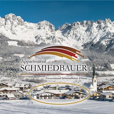 Eine malerische Winterlandschaft mit schneebedeckten Bergen und einem kleinen Dorf. Im Vordergrund steht das Logo von Appartement Schmiedbauer.