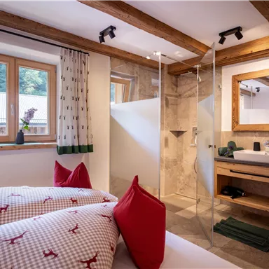 A modern bathroom with a shower and wooden details.
Friendly colors and a cozy ambiance create an inviting atmosphere.