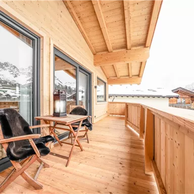 Beide Appartement verfügen über große Balkone welche jeweils mit einem Tisch und Stühlen ausgestattet sind. Mit atemberaubenden Ausblicken auf den Wilden Kaiser, den Astberg und das Dorf laden diese zum Verweilen ein.