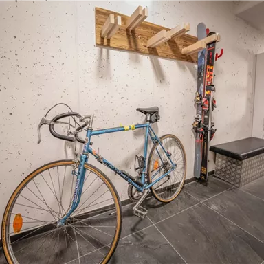 In unserem Keller finden Sie einen Bereich in dem Sie komfortabel ihre Sportgeräte (Fahrräder, Ski) lagern können. Hier befindet sich auch ein Schuhtrockner für Skischuhe. Gerne können Sie auch die Waschmaschine und den Trockner des Hauses gratis benutzen.
