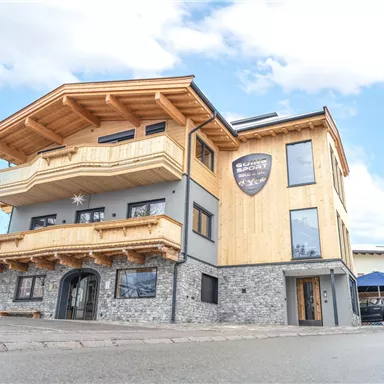 Das CasaGoingsport ist ein modernes Gebäude mit Holz- und Steinfassade. Im obersten Bereich befinden sich die beiden Appartements "Villaggio" und "Majestro". Das Haus liegt sehr zentral mit guten Anbindungen zu den öffentlichen Verkehrsmitteln. Im Untergeschoss befindet sich das Sportgeschäfts "GoingSport", wo sie Sportartikel bei Bedarf ausleihen oder erwerben können.