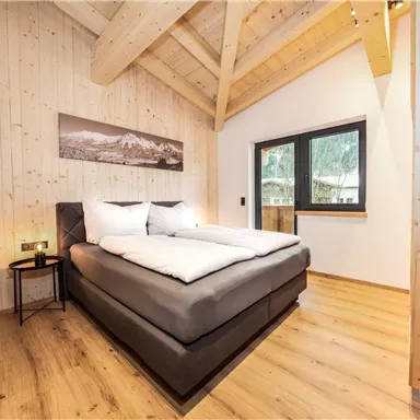 Alle modernen Schlafzimmer der beiden Appartements "Majestro" und "Villaggio" verfügen über Holzverkleidungen und bieten komfortable Doppelbetten (180x200), sowie einen großen Kleiderschrank. Jedes Zimmer bietet Zugang zu einem angrenzenden Balkon und haben große Fenster, welche viel Tageslicht in die Räume lassen und so für ein angenehmes Raumklima sorgen.