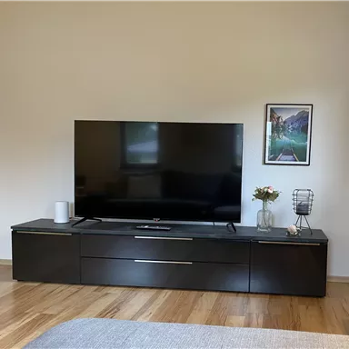 Ein modernes Wohnzimmer mit einem großen Fernseher.