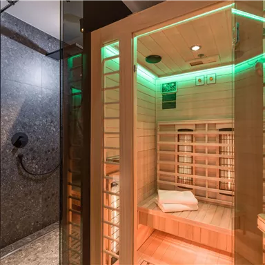 Eine moderne Sauna mit Holzverkleidung und sanfter LED-Beleuchtung. Der Raum ist sauber und einladend, ideal zum Entspannen.