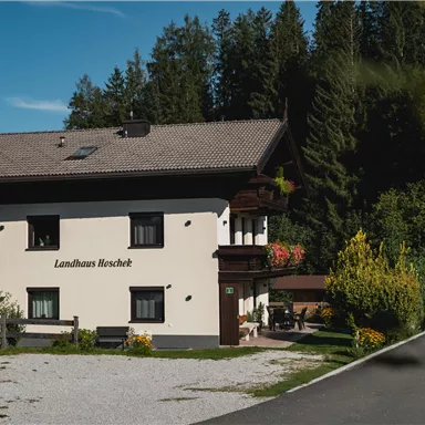 A charming house with a large garden, surrounded by trees. The central location and the well-maintained facade invite relaxation.