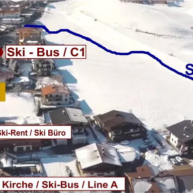 Ein Übersichtskarte eines Skigebiets mit Ski-Pisten und Haltestellen für den Skibus. Wichtige Punkte sind auf der Karte mit roten Markierungen hervorgehoben.