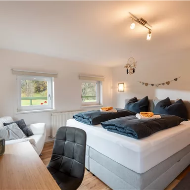Ein modernes Schlafzimmer mit einem großen Boxspringbett.