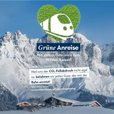 Eine Schnee- und Berglandschaft mit einer Hütte im Vordergrund. Das Bild fördert umweltfreundliche Reisen zum Wilden Kaiser.