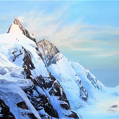 Eine beeindruckende Berglandschaft mit schneebedeckten Gipfeln und klarem Himmel. Die Berge strahlen eine majestätische Ruhe aus.