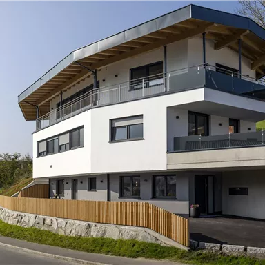 Ein modernes Gebäude mit einer einzigartigen Architektur. Es befindet sich in einer ruhigen Umgebung mit Blick auf die Berge.