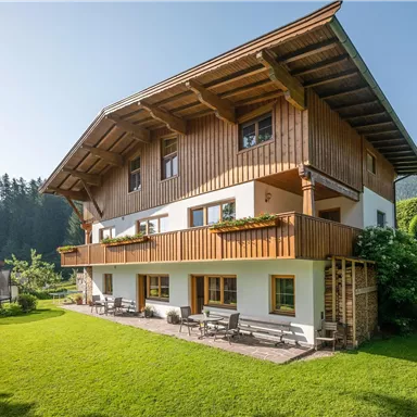 Mit Terrasse und Rasenfläche