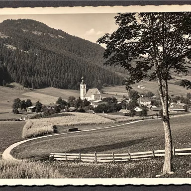 Eine malerische Landschaft mit sanften Hügeln und einem kleinen Dorf. Im Hintergrund steht eine Kirche, umgeben von Bäumen und Feldern.