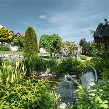 Ein schöner Garten mit einem Teich, umgeben von grünen Pflanzen und Bäumen. Ein Gießkanne steht am Rand, während Wasser sprudelt.