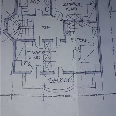 A sketch of the upper floor of a house with several rooms, a bathroom, and a balcony. The rooms are clearly arranged and labeled.