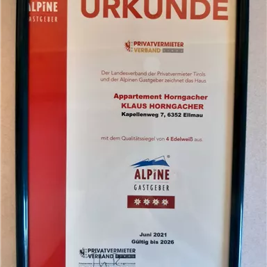 Eine Rahmenurkunde für das Appartement Horngacher in Ellmau. Die Auszeichnung zeigt die Qualitätsstufe von 4 Edelweiß als Alpine Gastgeber.