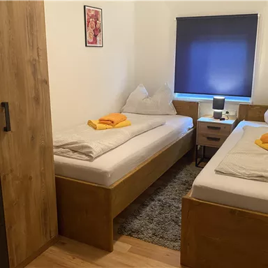 Ein gemütliches Zimmer mit zwei Einzelbetten die bei Bedarf zu einem Doppelbett zusammengeschoben werden können.