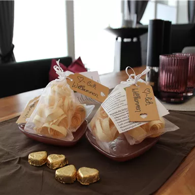 Welcome, homemade pine bags with pine curls from the region.