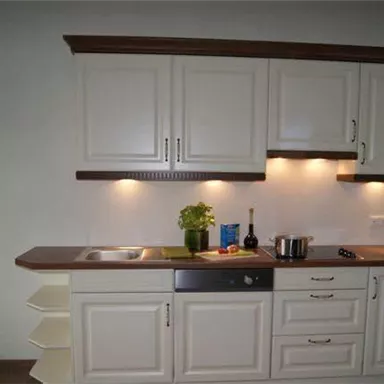 Eine moderne Landhaus Küche mit Kühlschrank, Geschirrspüler und Kaffeevollautomat erwartet Sie