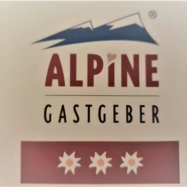 Ein Logo mit dem Text "ALPINE GASTGEBER" und einem Bergsymbol. Darunter sind drei Sterne abgebildet, die Gastfreundschaft und Qualität symbolisieren.