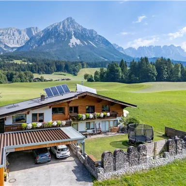 A charming house with mountain views and a green garden. The surroundings are quiet and idyllic, perfect for nature lovers.