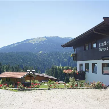 Ein charmantes Landhaus mit Blick auf die Berge. Der Garten ist blühend und einladend.